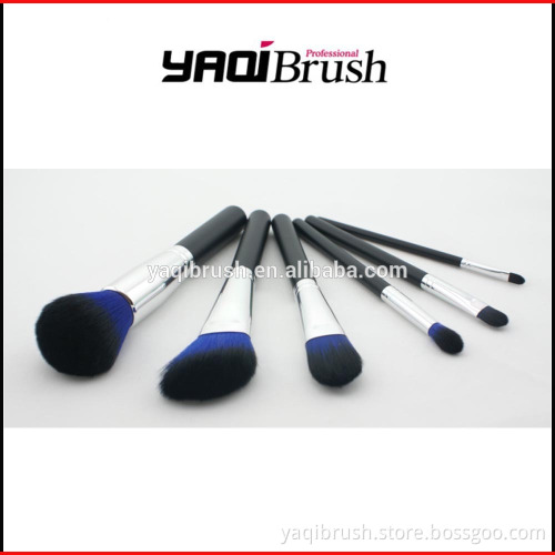 Lip brush with synthetic hair